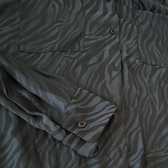 DAVID LERNER • EVEREVE Black Zebra Print Button Down Shirt - Picture 4 of 9